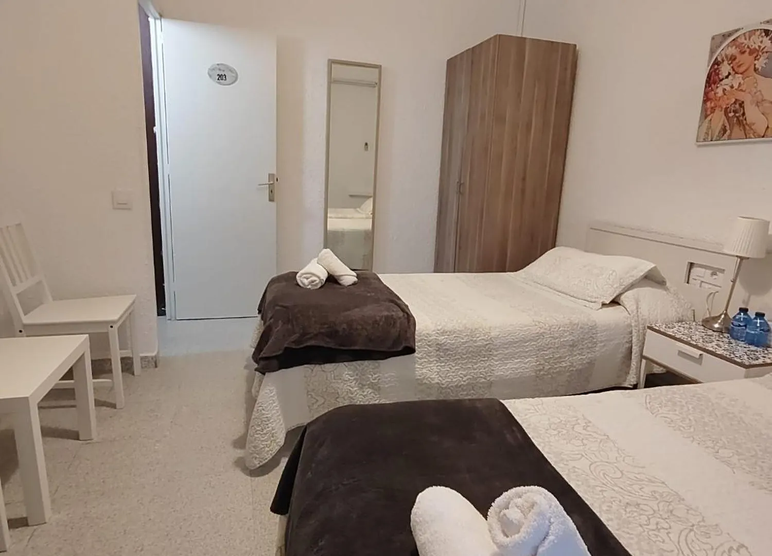 Hostal Dragonflybcn Barcelona Spain
